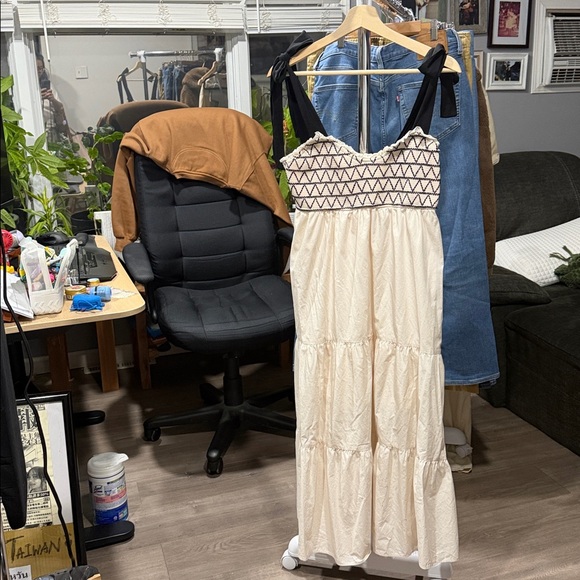 Trixxi White and Black Geometric Maxi Dress - Picture 3 of 7